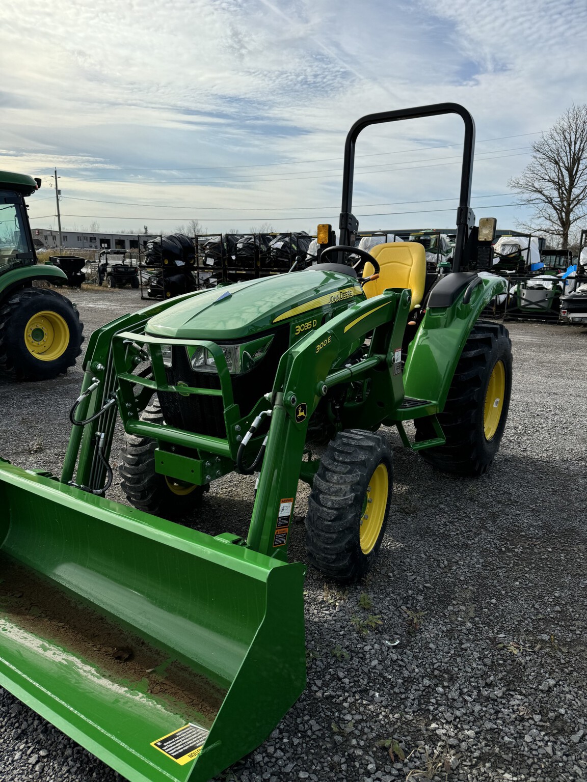 2022 John Deere 3035D Image 2