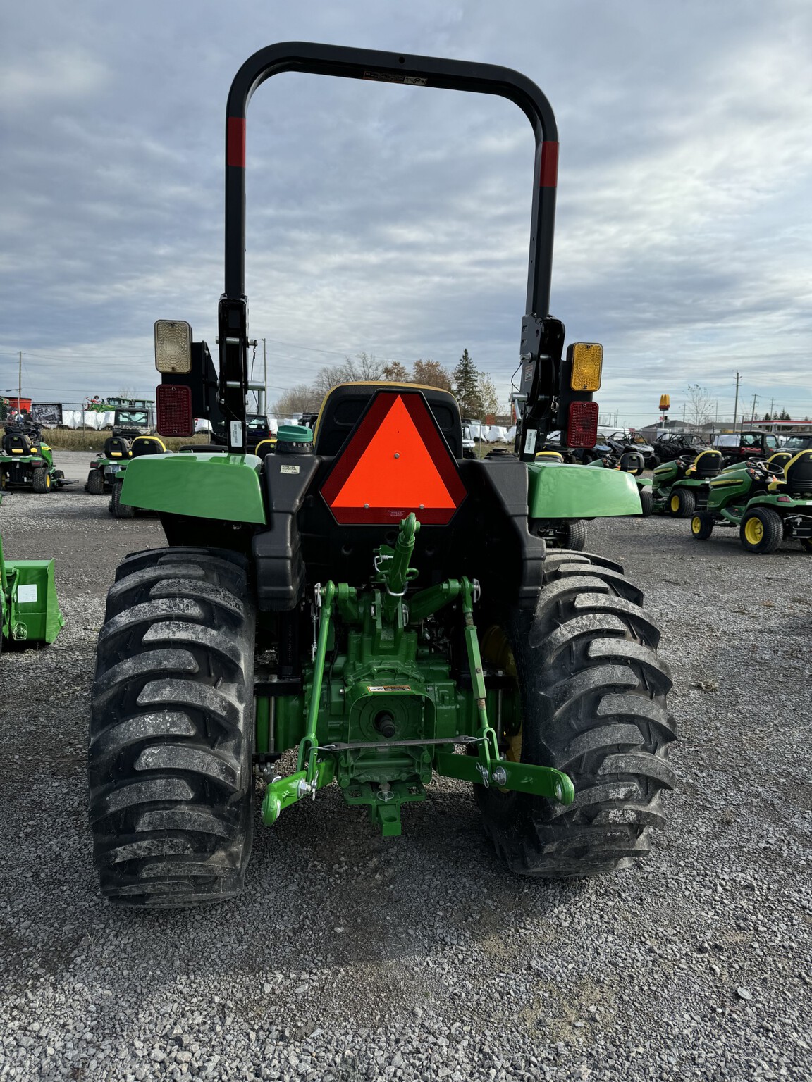 2022 John Deere 3035D Image 3