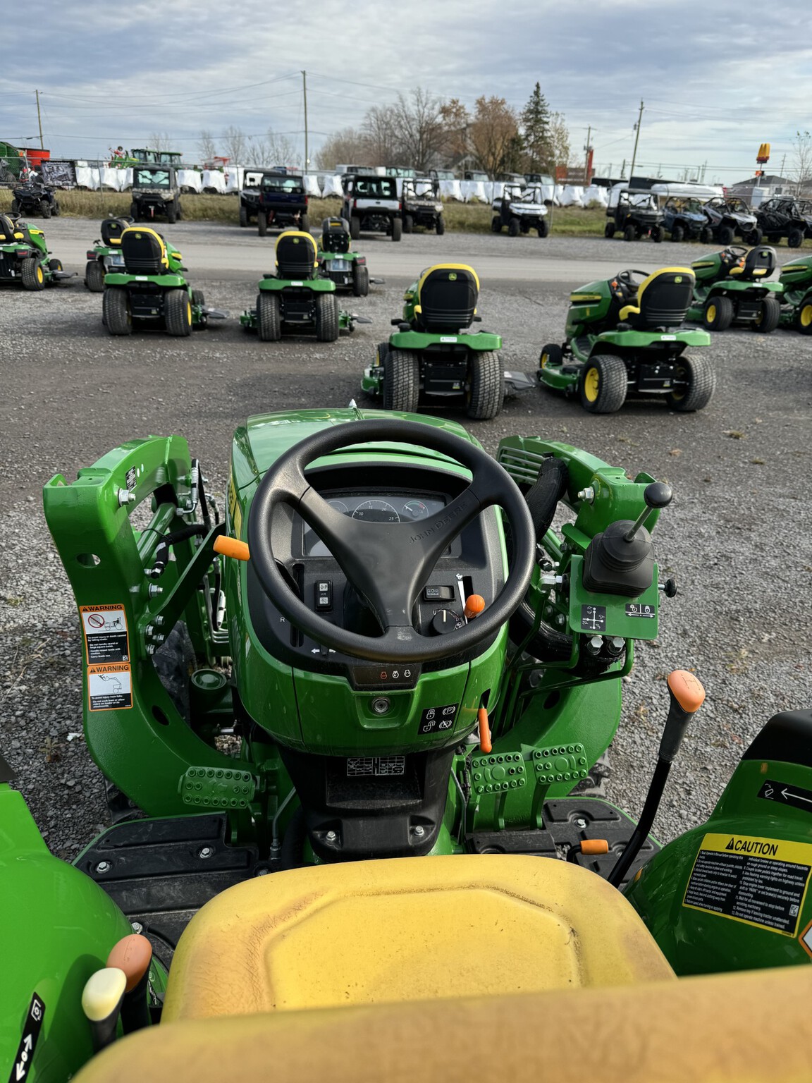 2022 John Deere 3035D Image 4