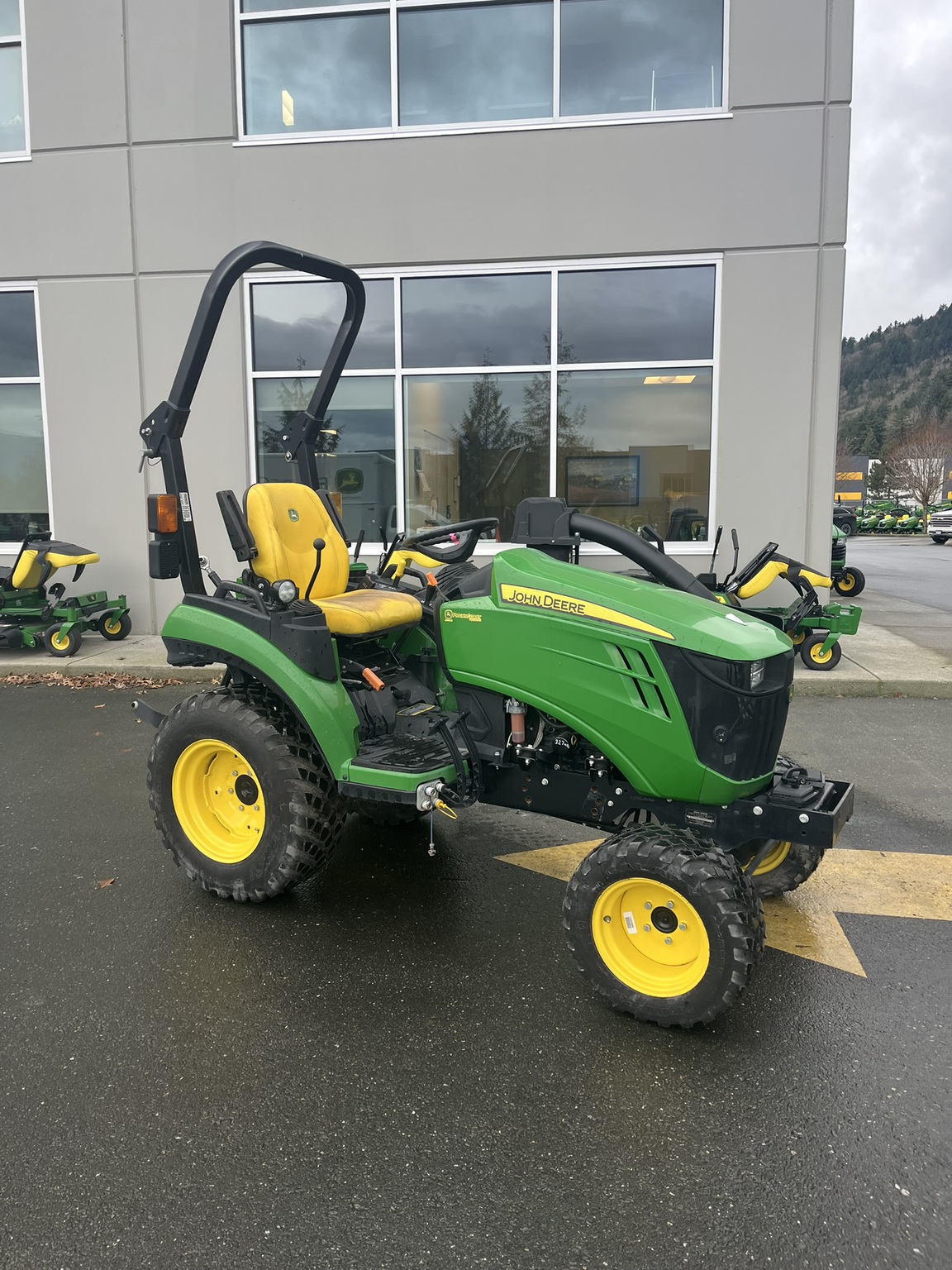 2023 John Deere 2025R Image 2