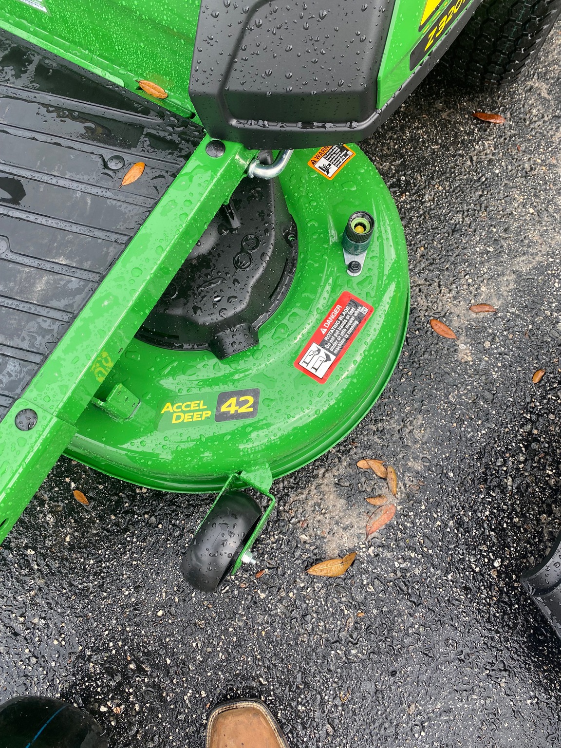 2024 John Deere Z320R Image 4