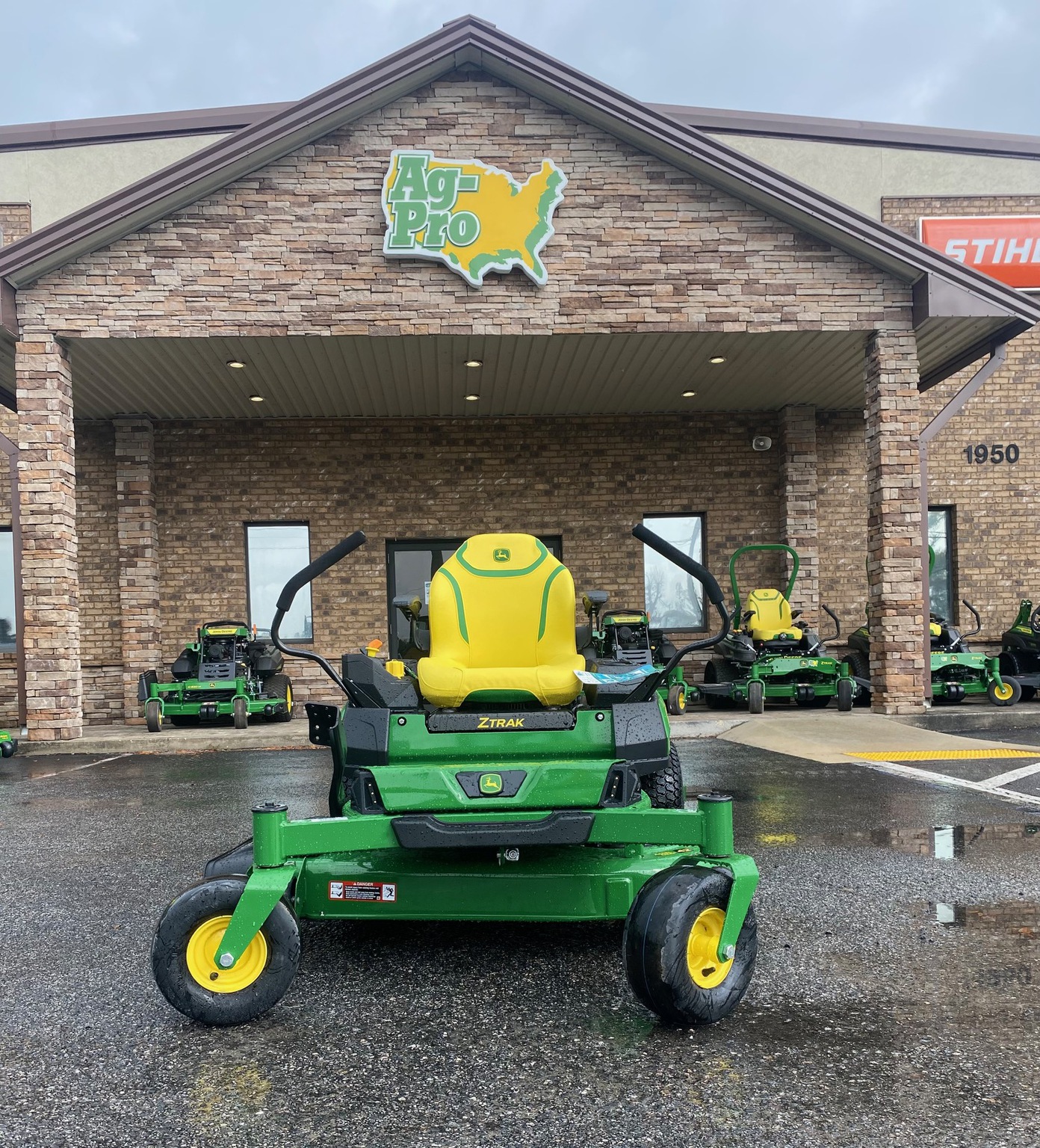 2024 John Deere Z320R Image 2
