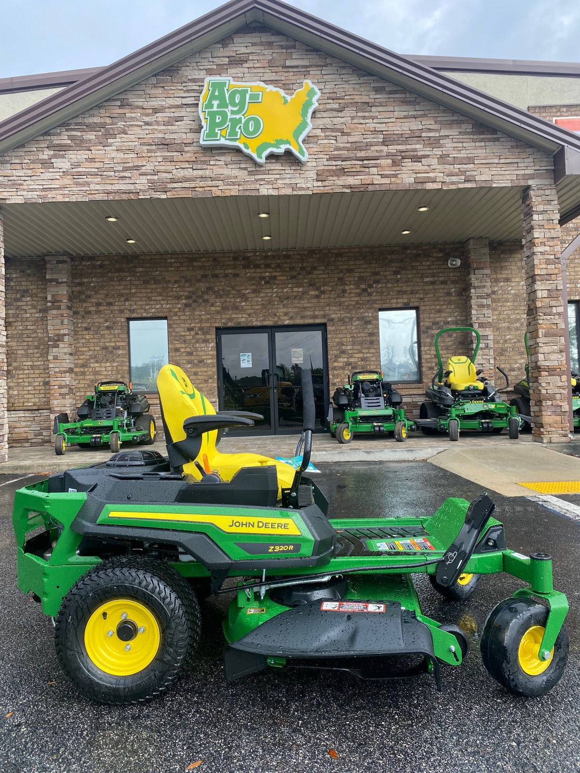 2024 John Deere Z320R Image 3