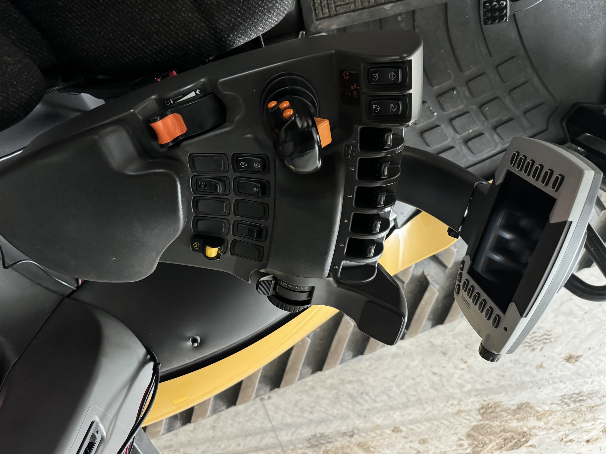 2013 Challenger MT765D Image 10