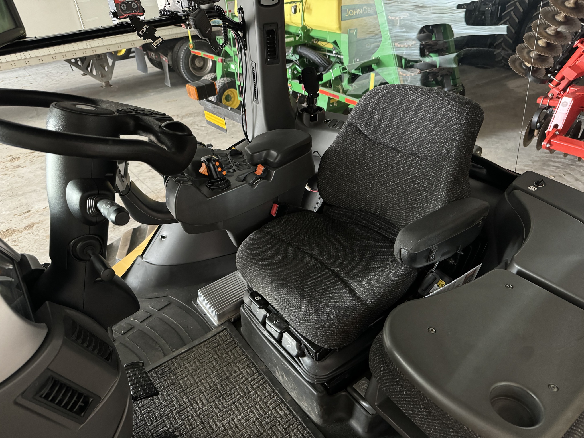 2013 Challenger MT765D Image 9