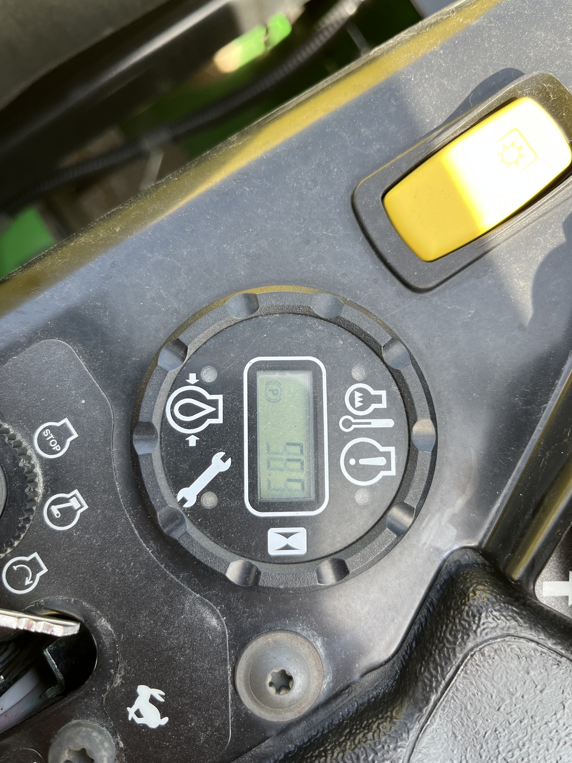 2023 John Deere Z930M Image 5