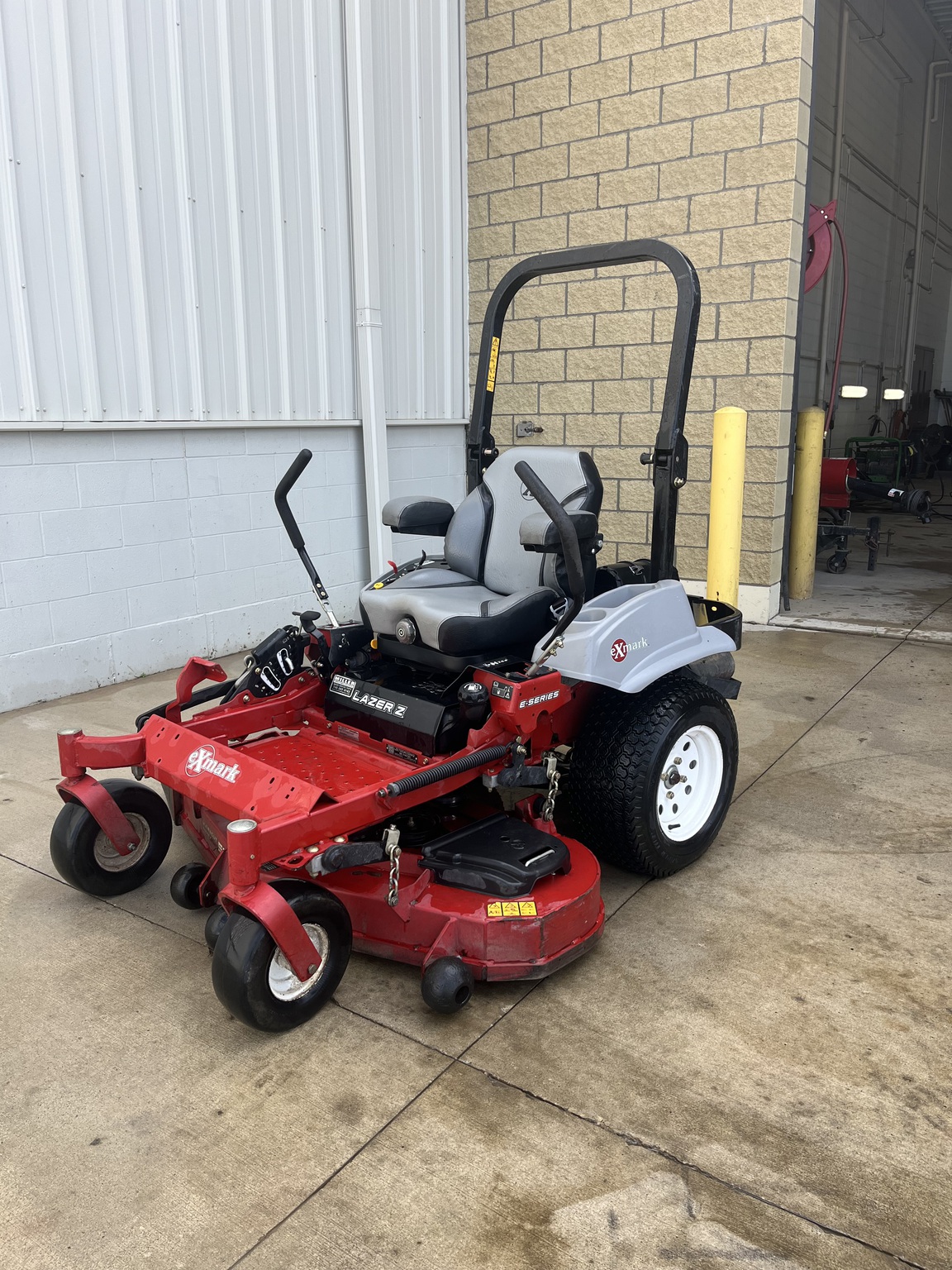 Exmark LZE732GKC Image 1