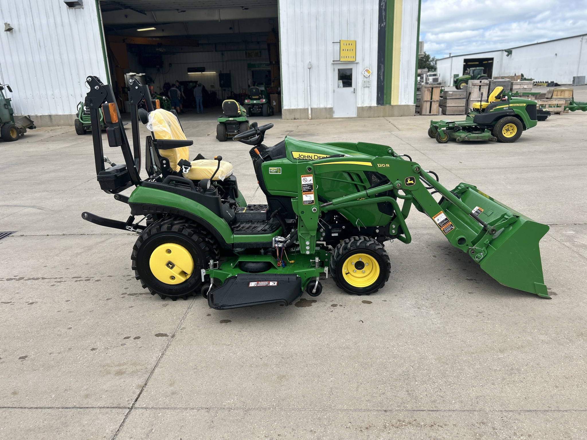 2020 John Deere 1025R Image 5