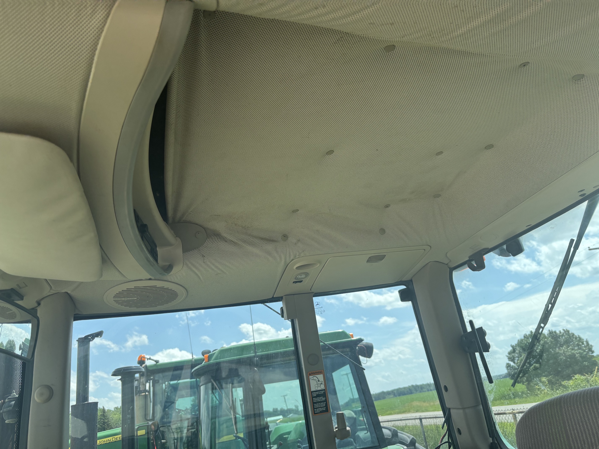 2003 John Deere 7220 Image 3