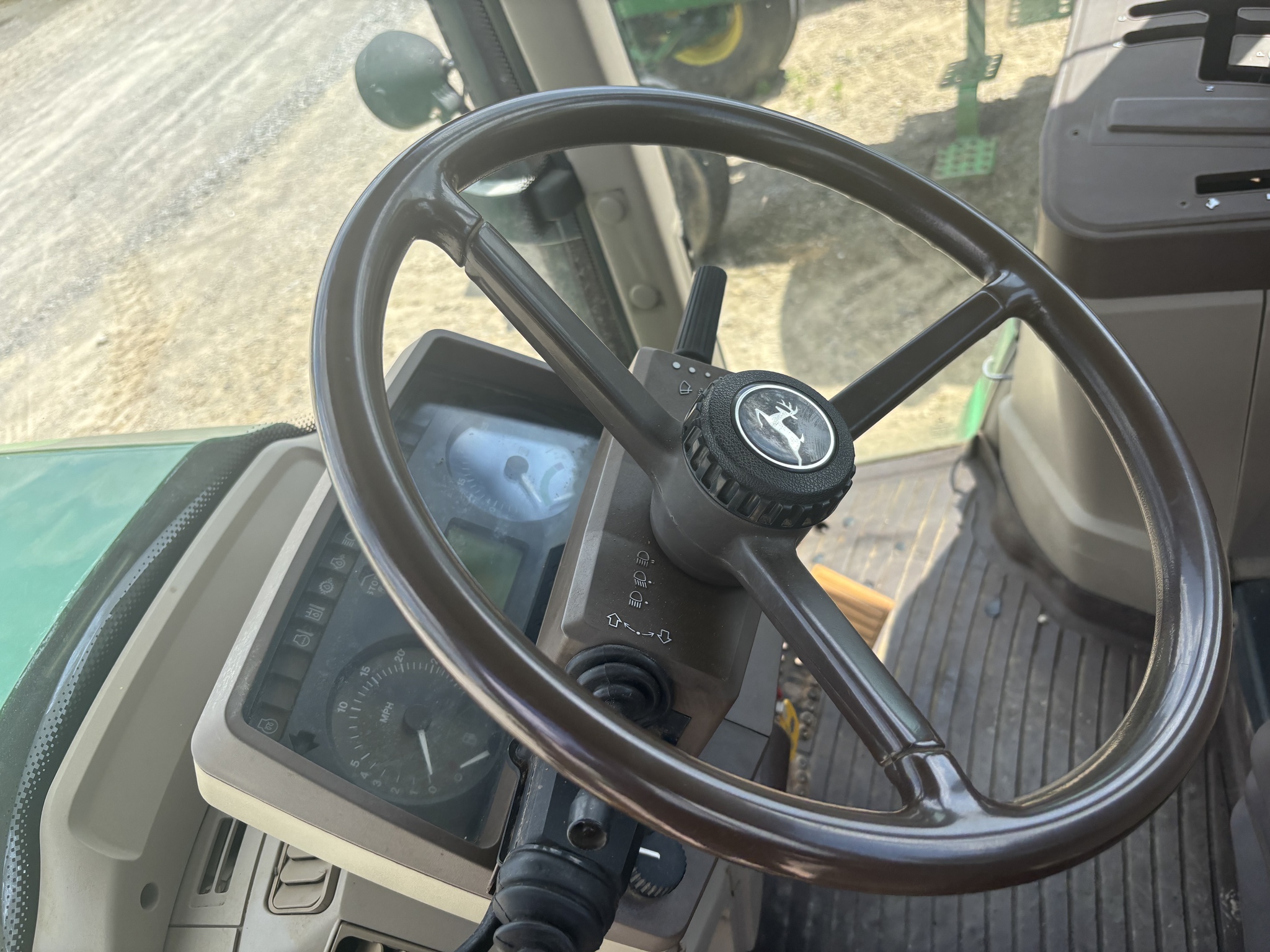 2003 John Deere 7220 Image 5