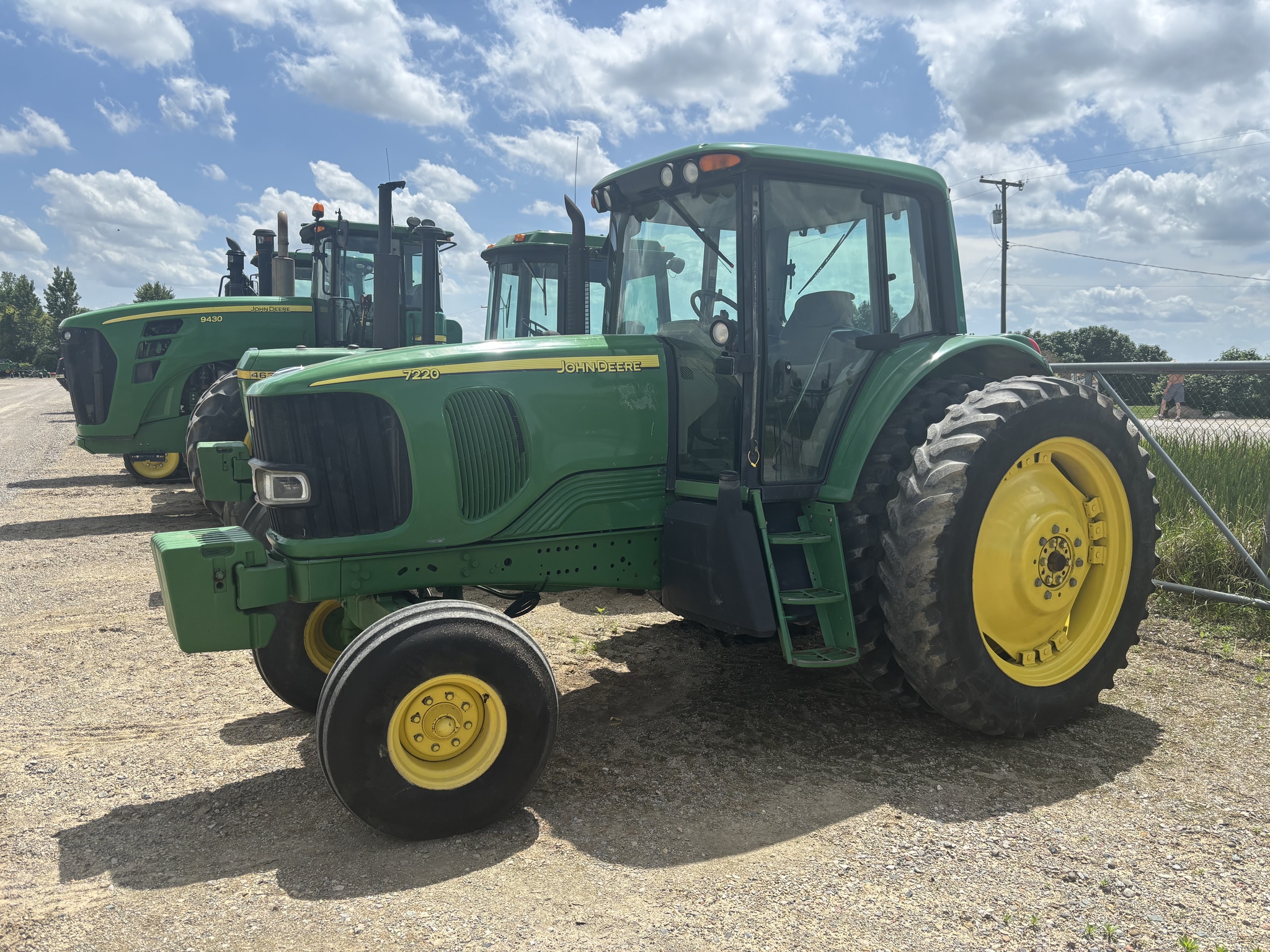2003 John Deere 7220 Image 1
