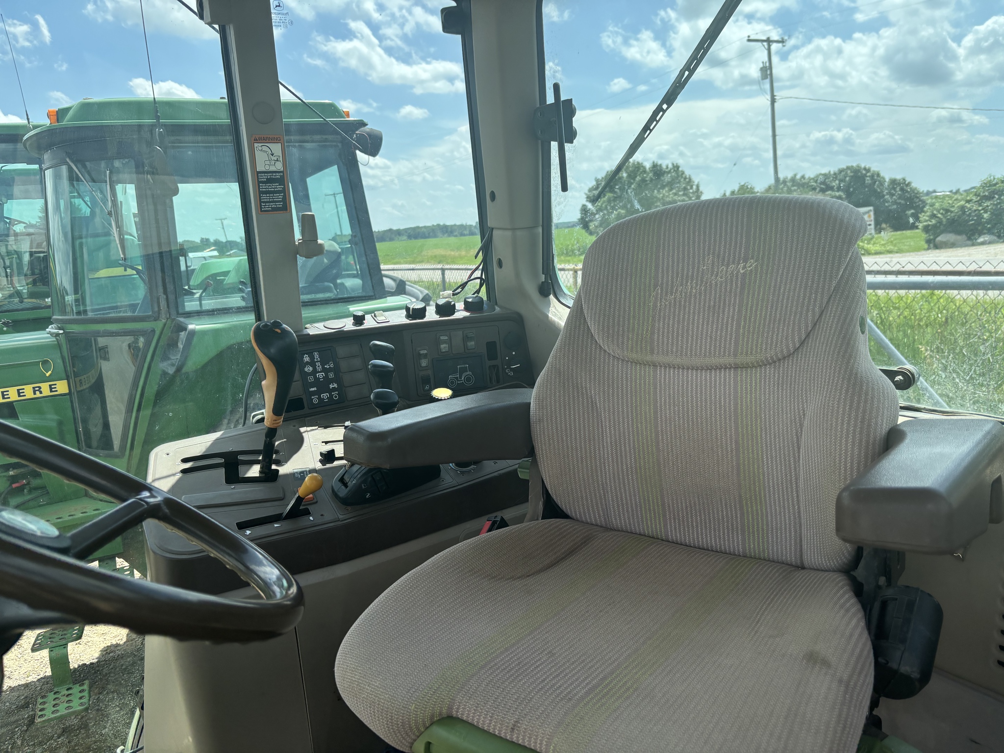 2003 John Deere 7220 Image 10