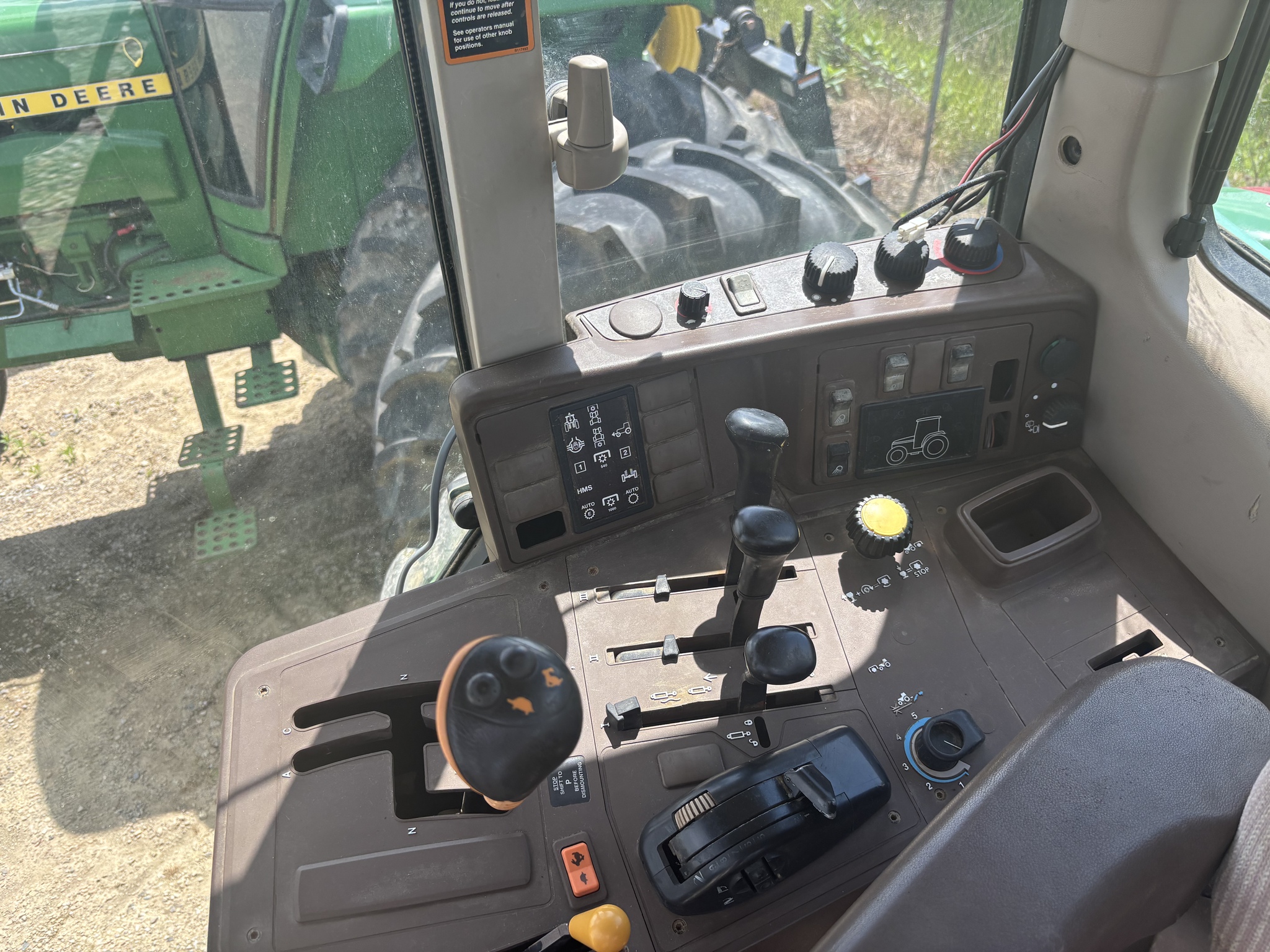 2003 John Deere 7220 Image 12