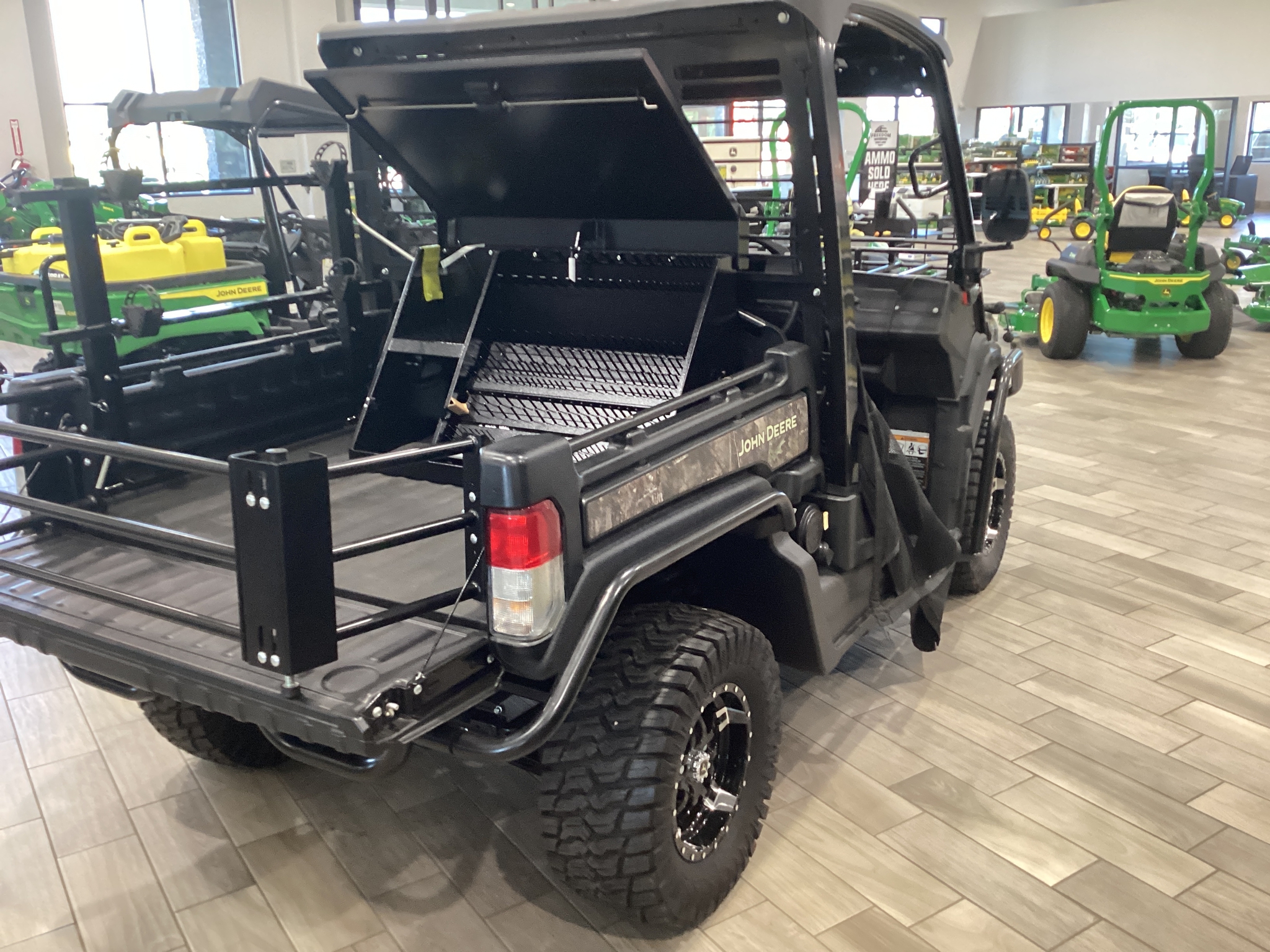 2023 John Deere XUV 835M Image 6