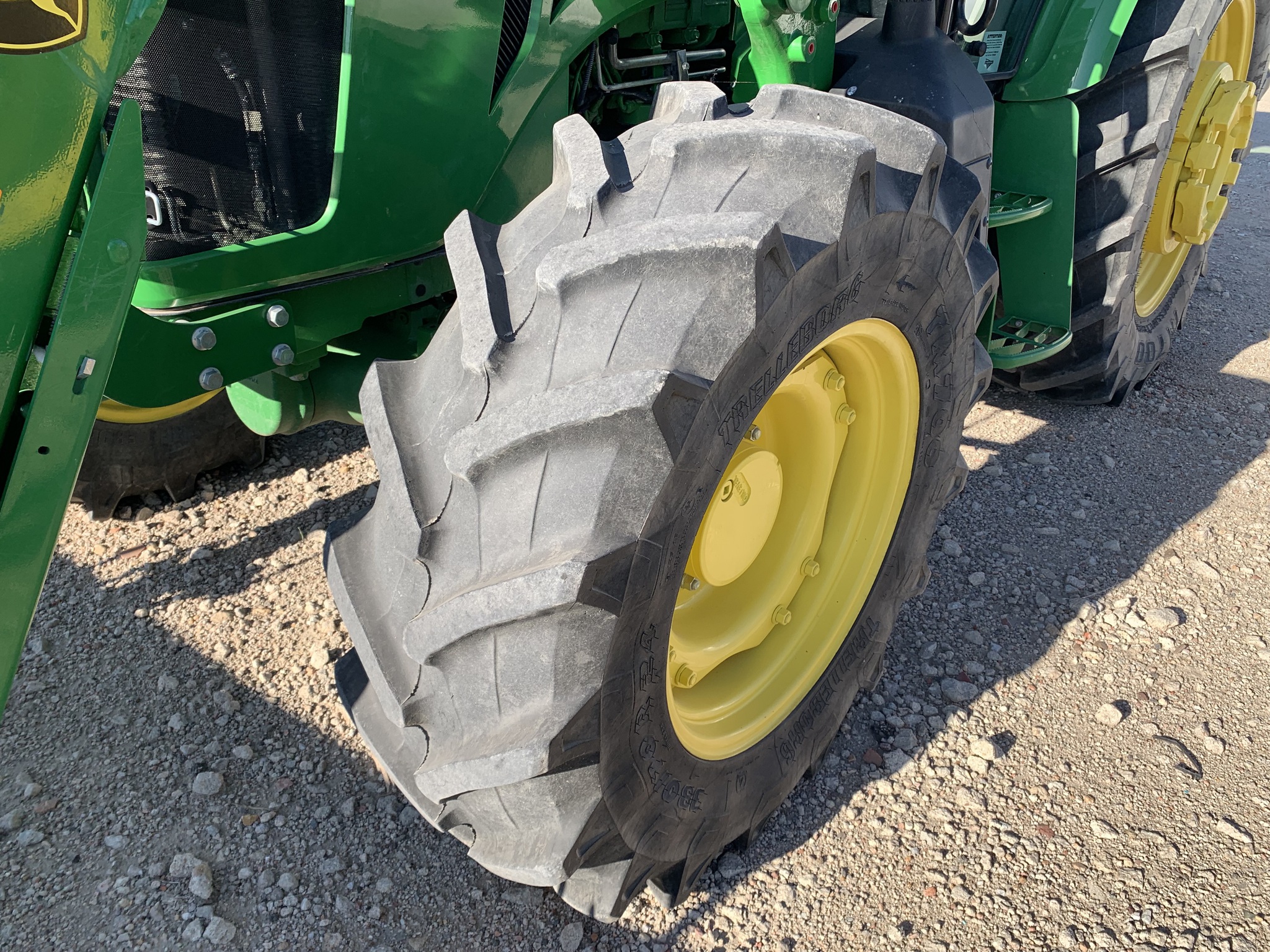 2022 John Deere 5100M Image 4