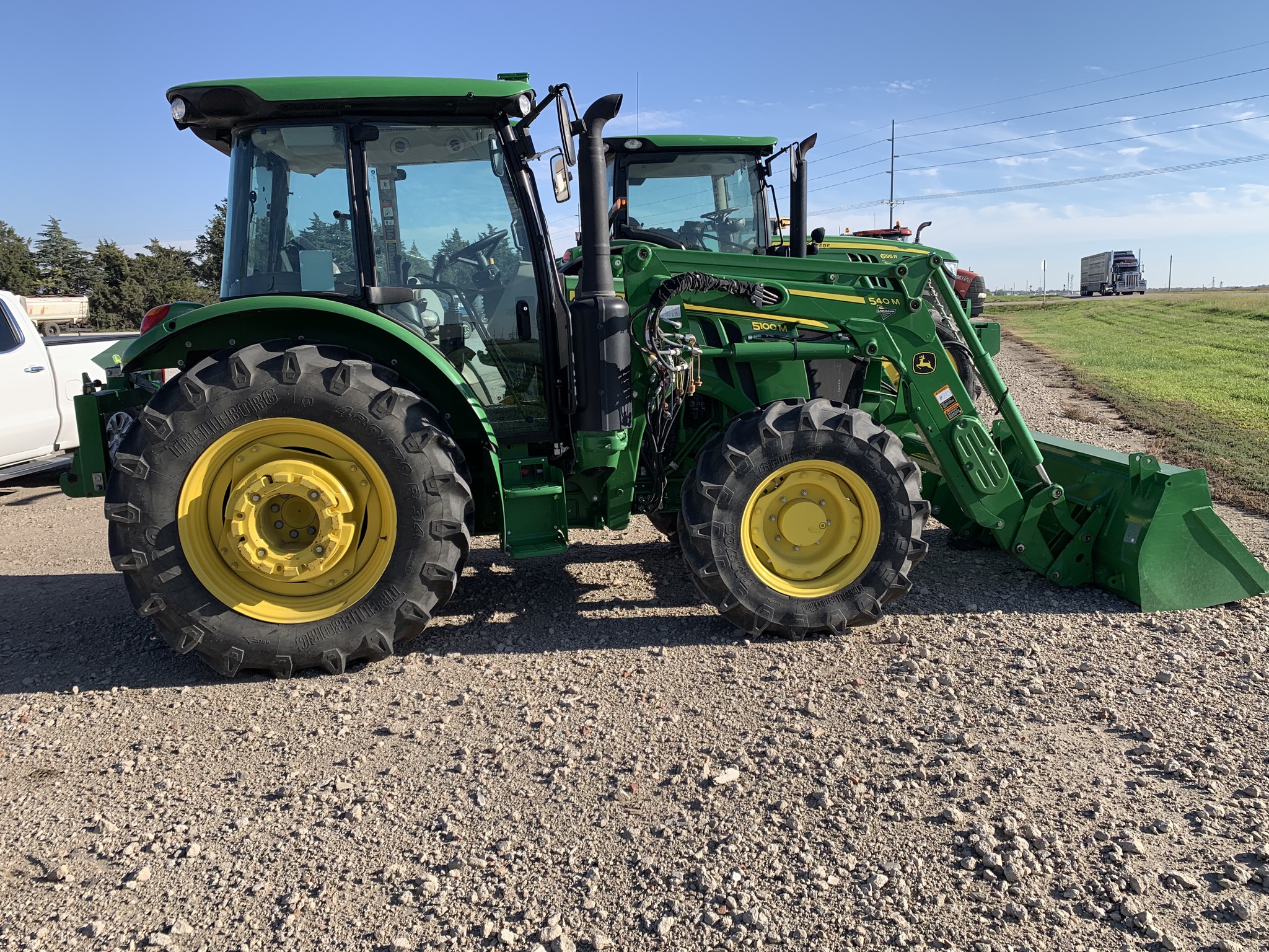 2022 John Deere 5100M Image 13