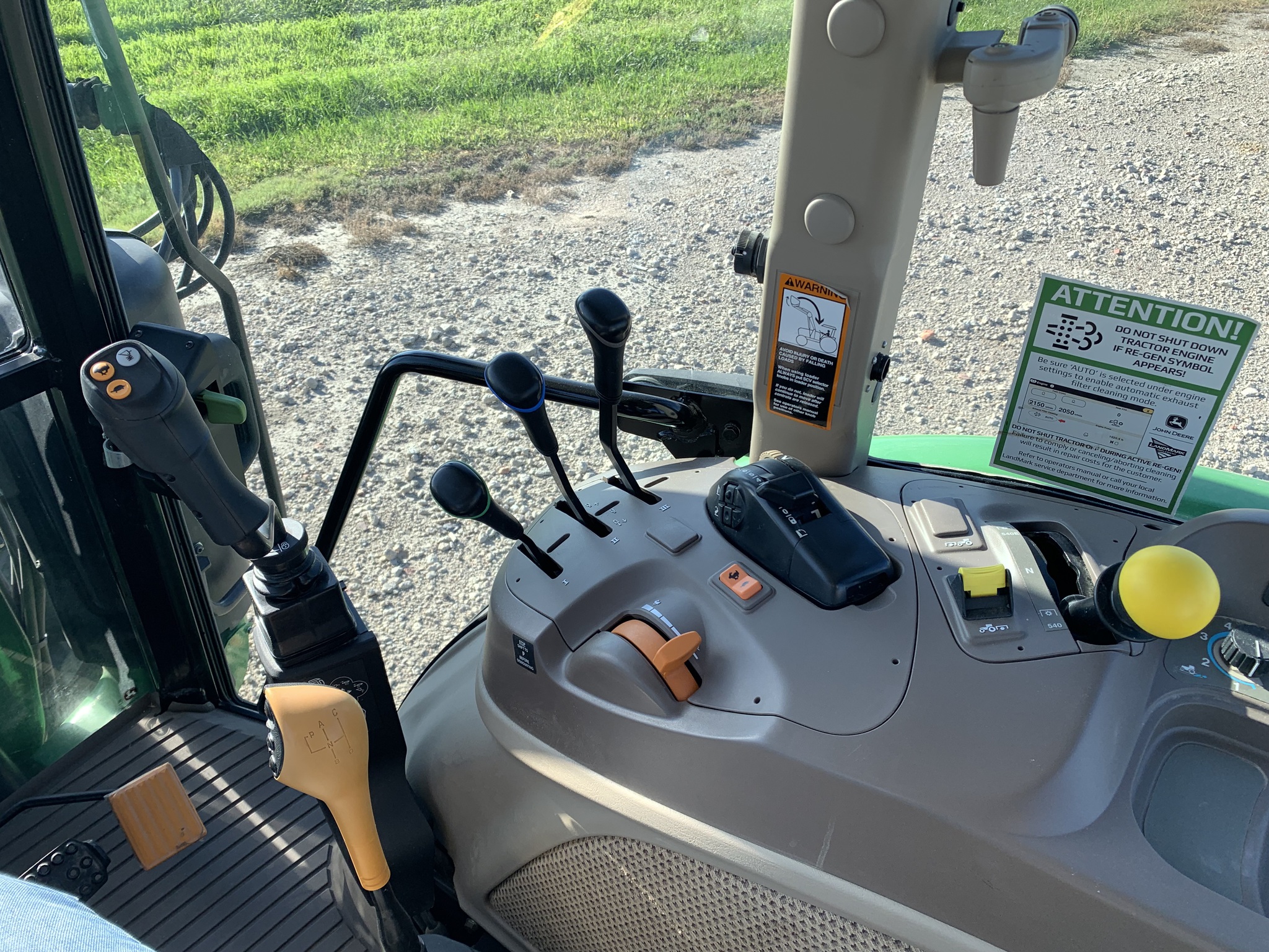 2022 John Deere 5100M Image 17