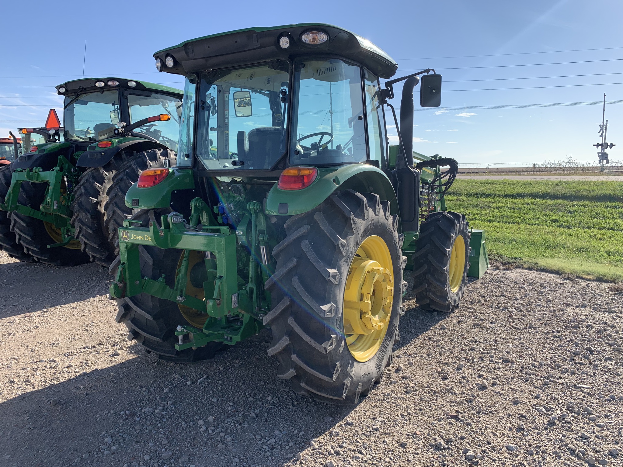 2022 John Deere 5100M Image 11