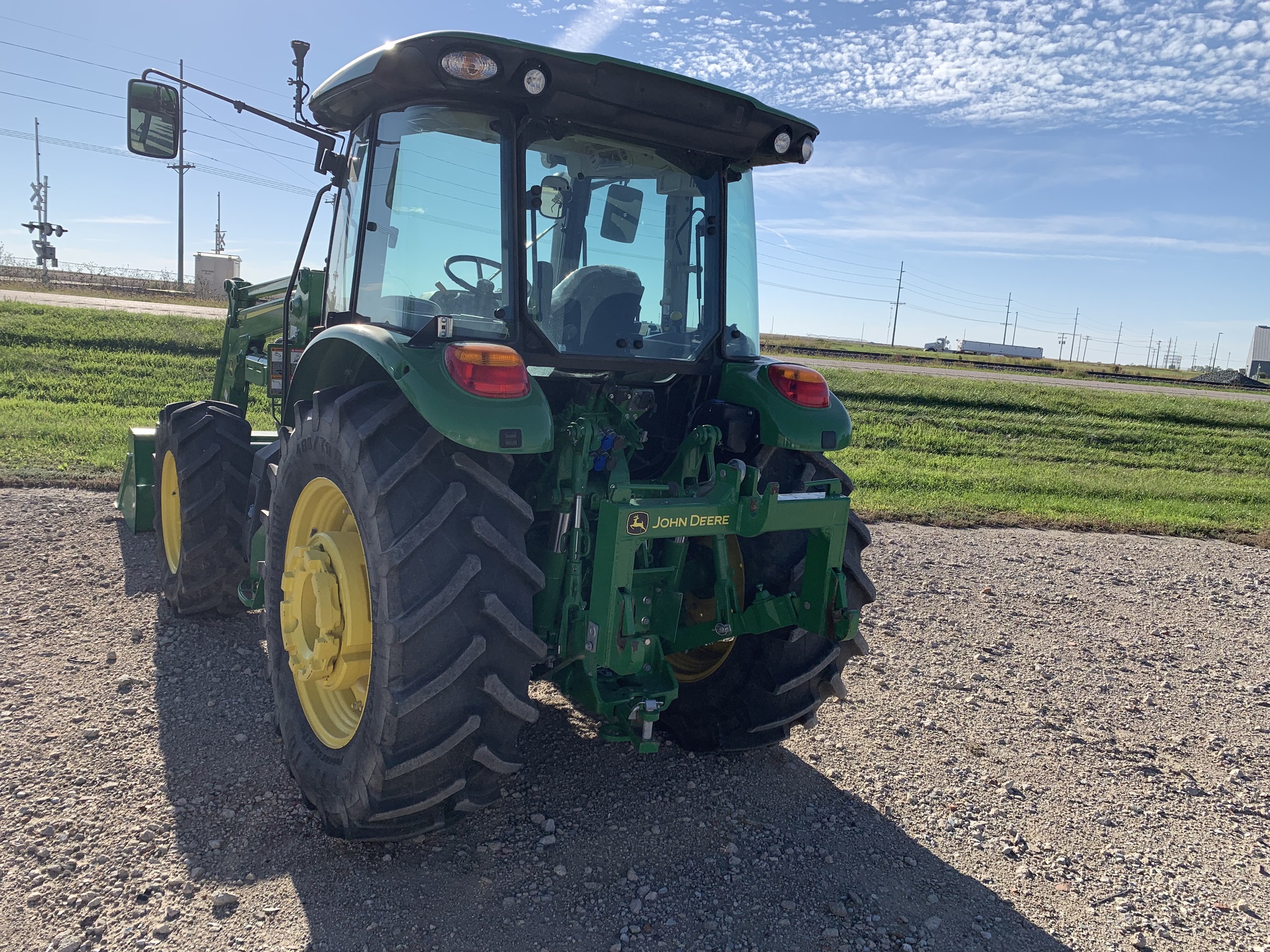 2022 John Deere 5100M Image 8