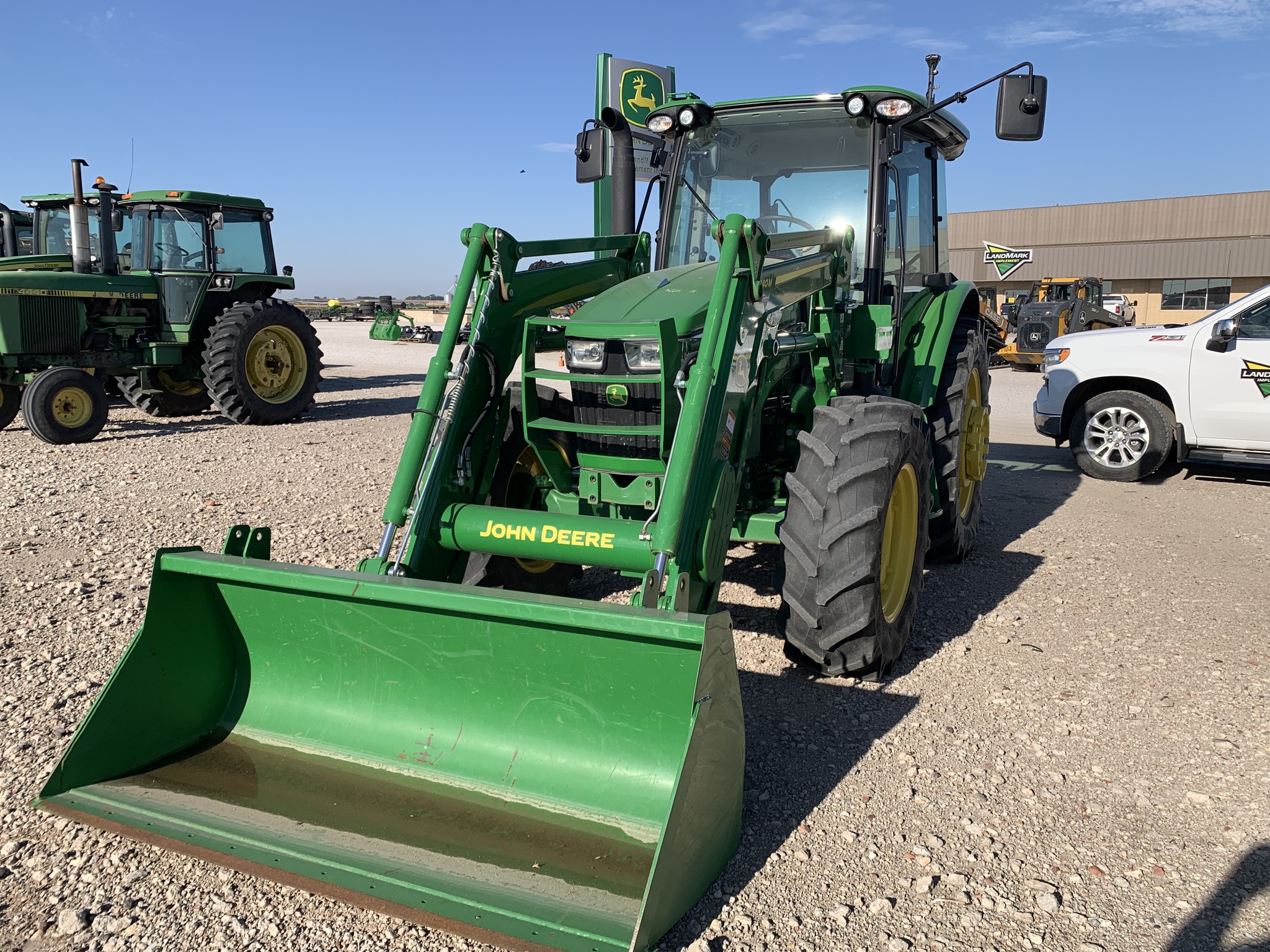 2022 John Deere 5100M Image 3