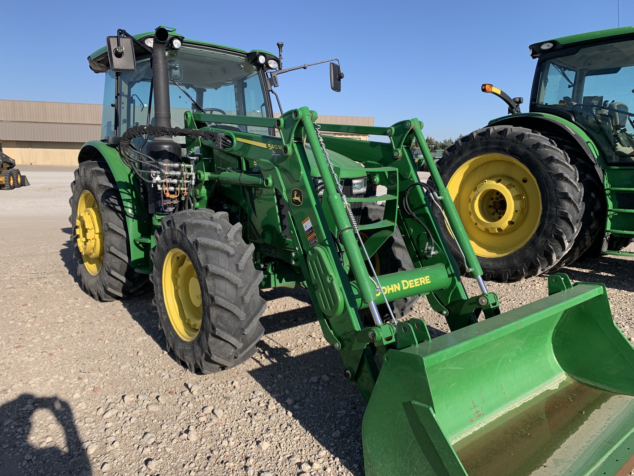 2022 John Deere 5100M Image 1