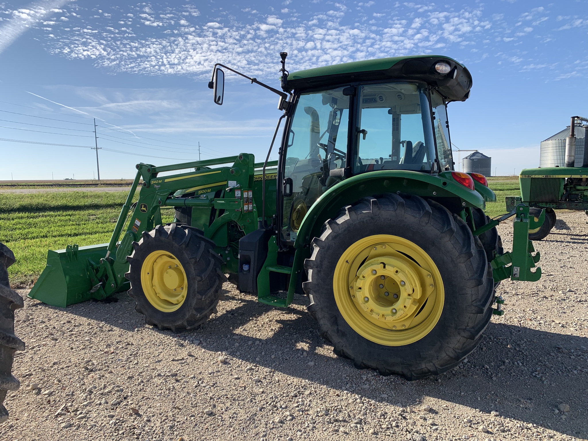 2022 John Deere 5100M Image 7