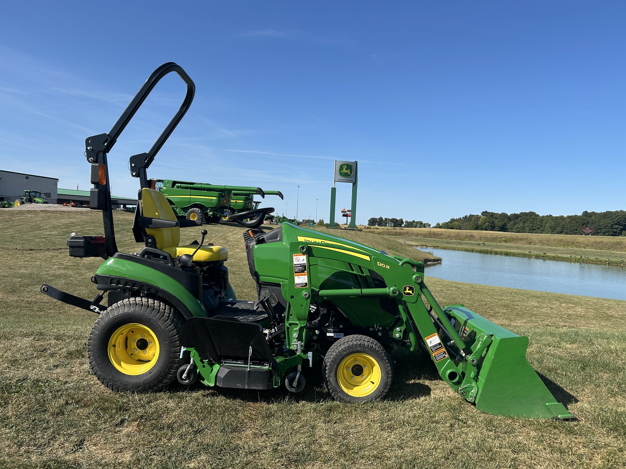 John Deere 1025R Image 1