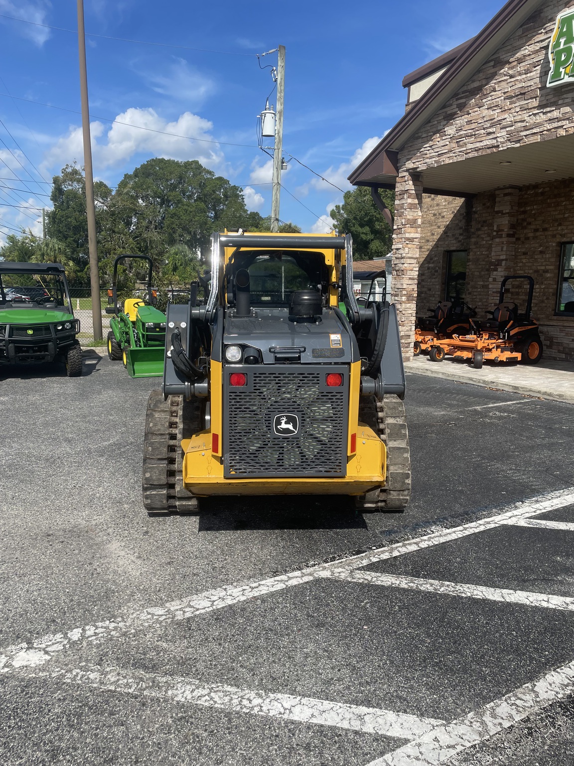 2024 John Deere 325G Image 4