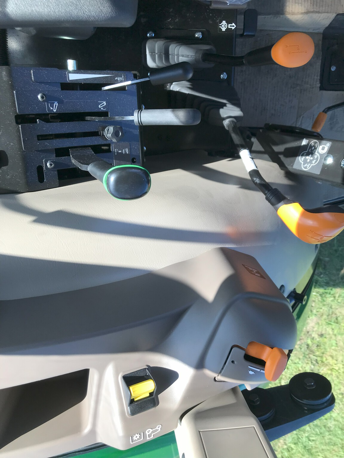 2025 John Deere 5075E Image 11