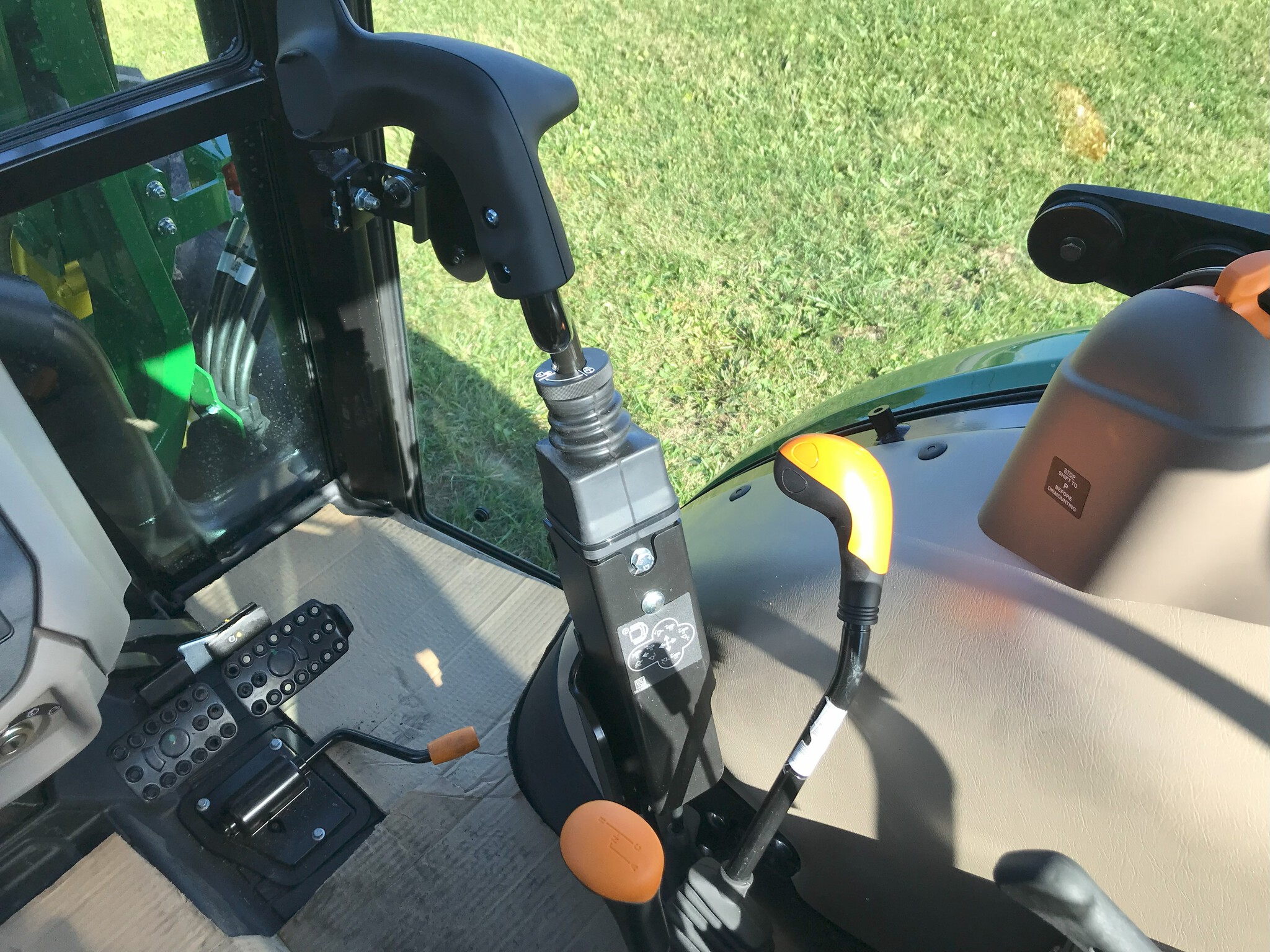 2025 John Deere 5075E Image 12