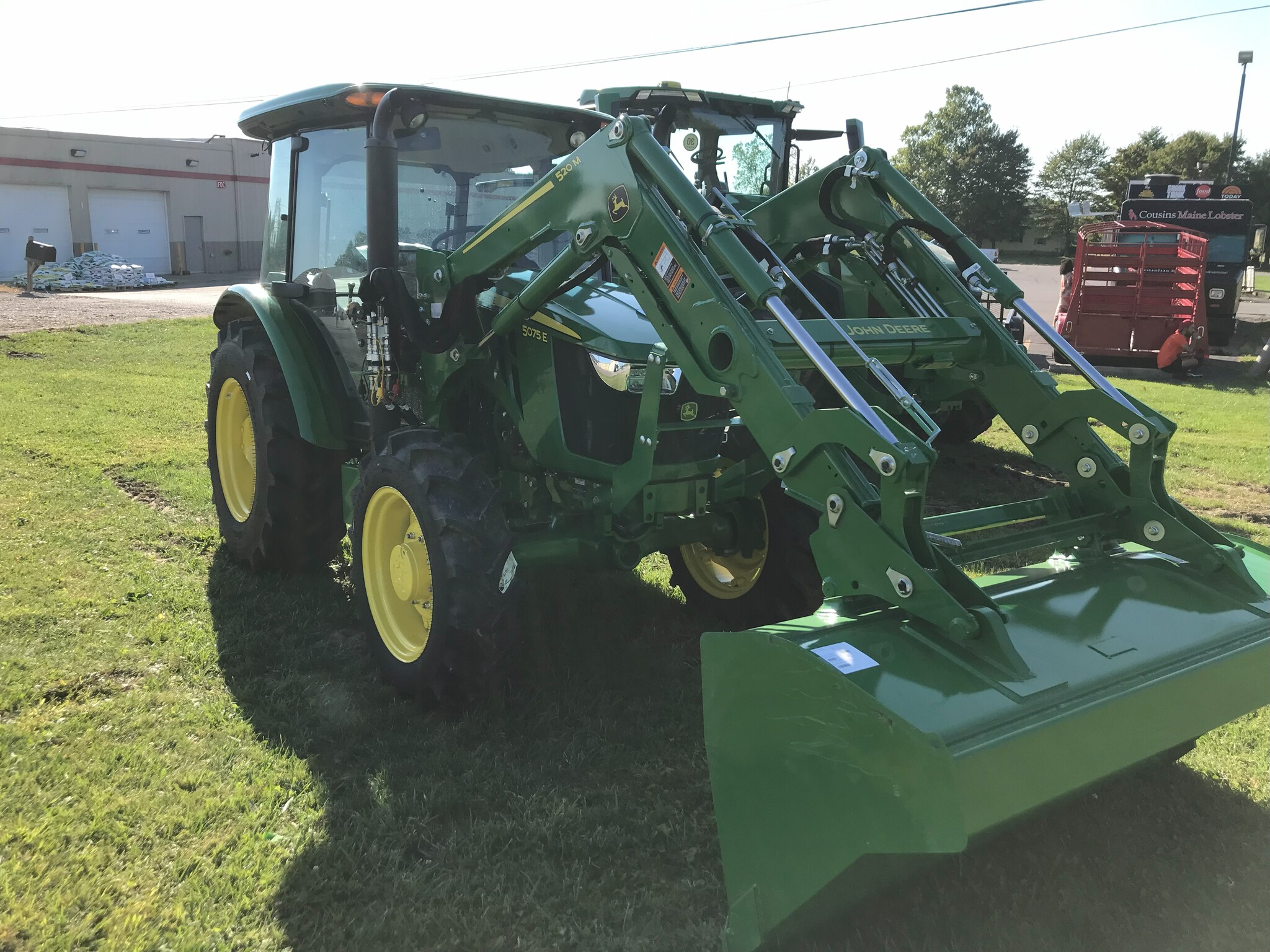 2025 John Deere 5075E Image 3