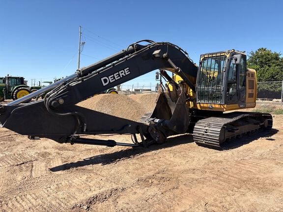 Photo of a 2022 John Deere 245G
