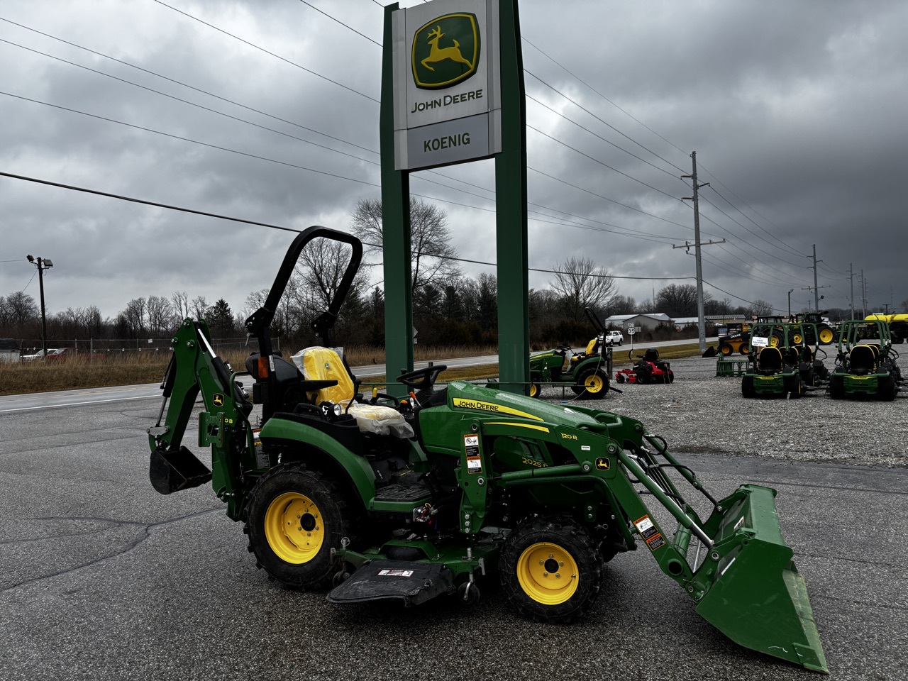 Used 2022 John Deere 2025R Compact Utility Tractors at Koenig Equipment in Richmond, IN - PhotoXL1