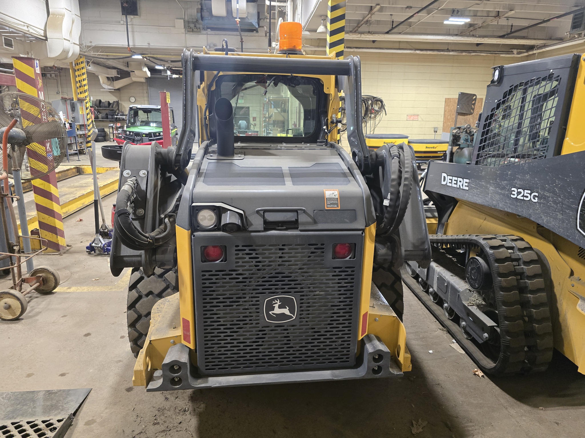 2024 John Deere 324G Image 5