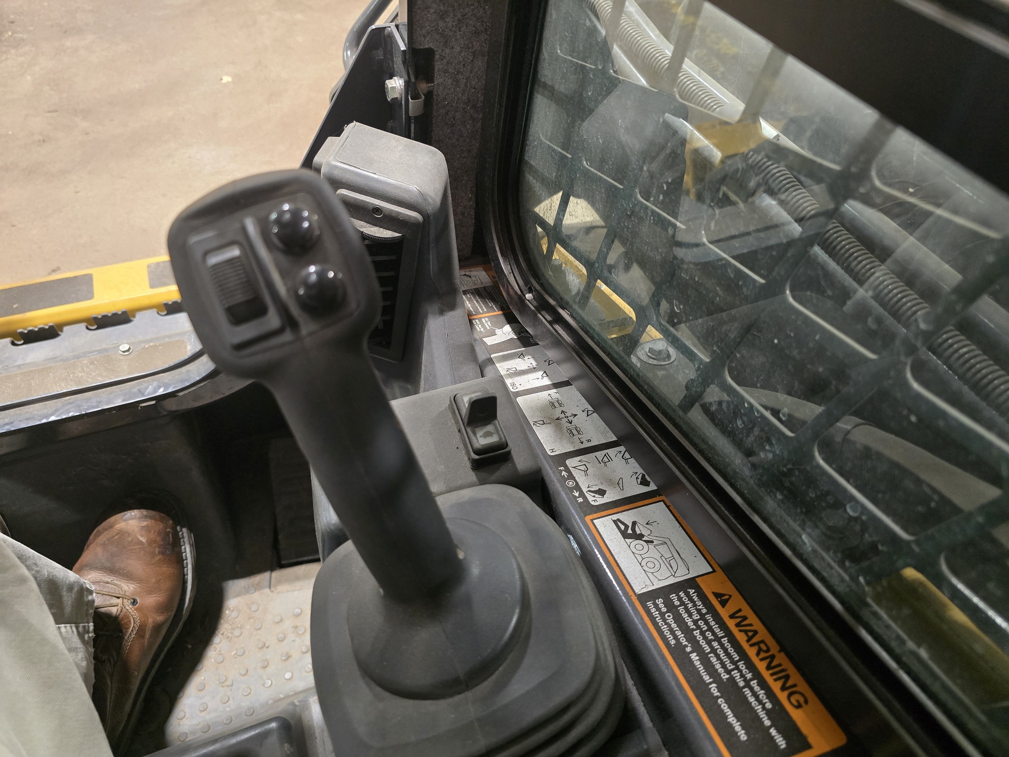 2024 John Deere 324G Image 18