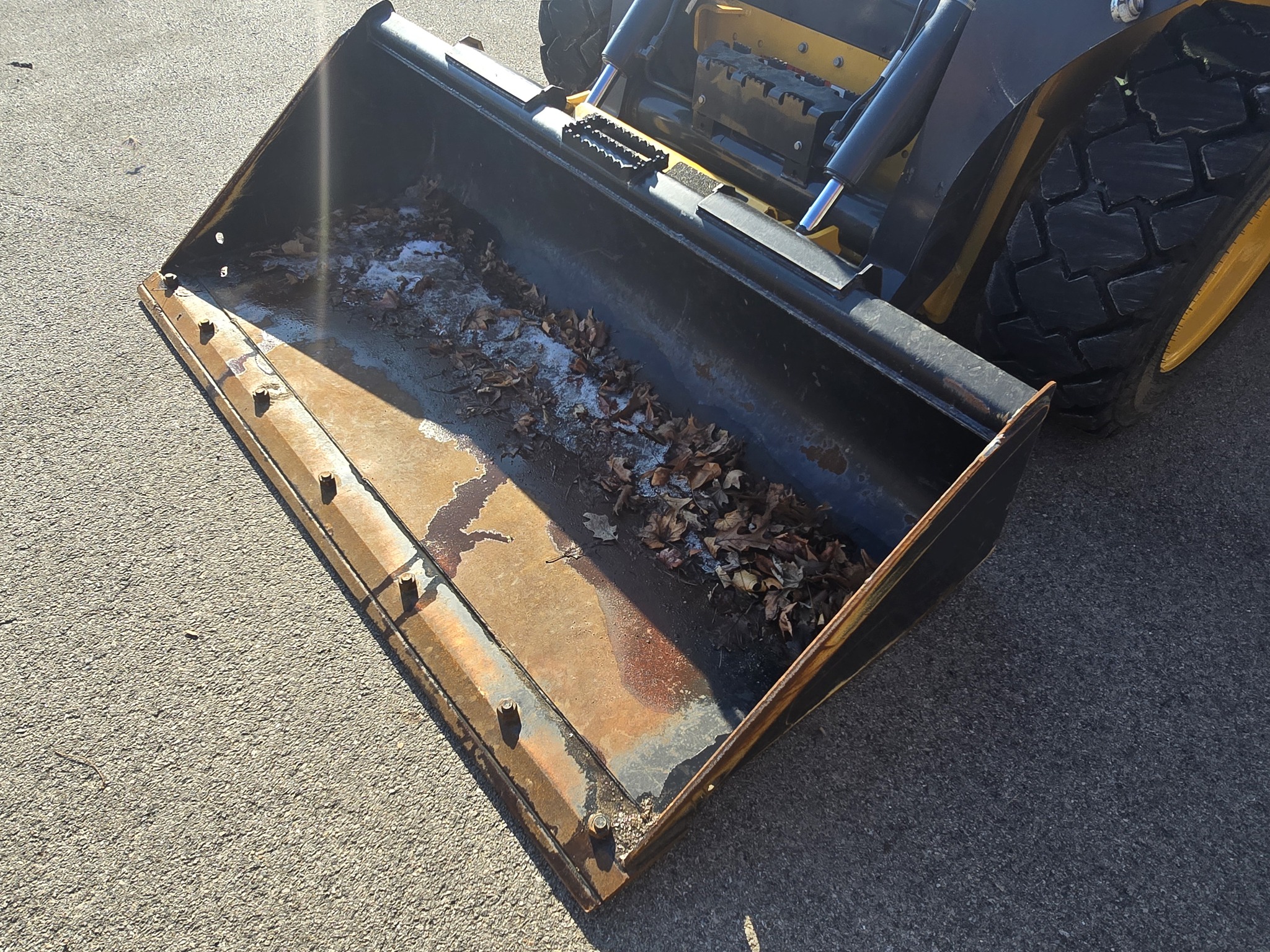 2024 John Deere 324G Image 15