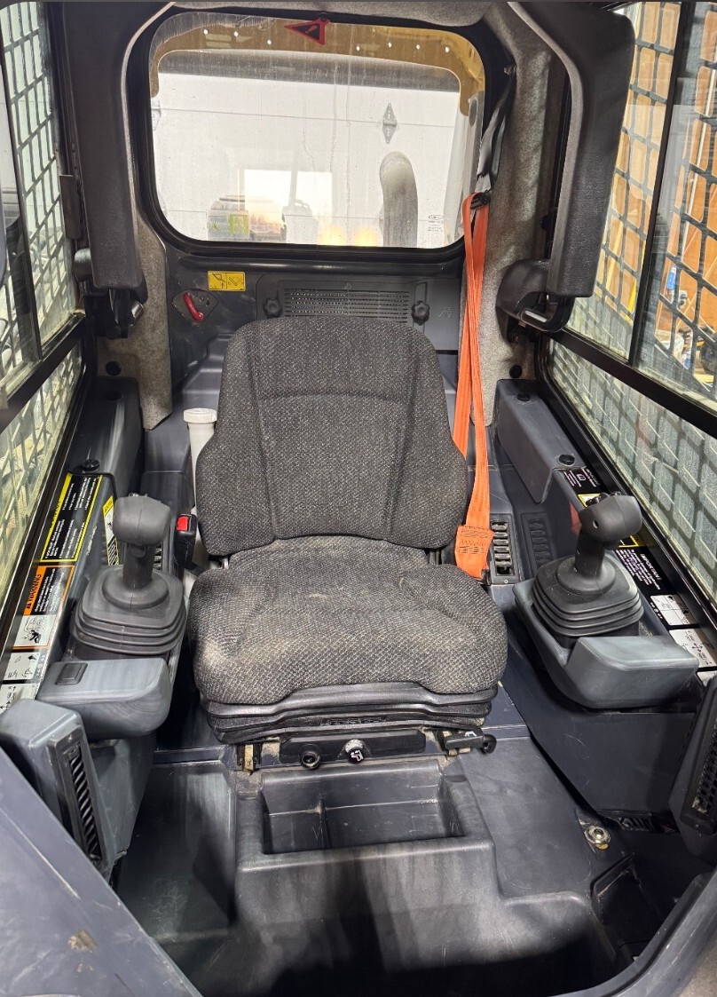 2019 John Deere 325G Image 4