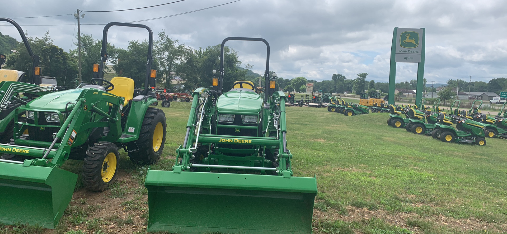 2025 John Deere 3033R Image 4