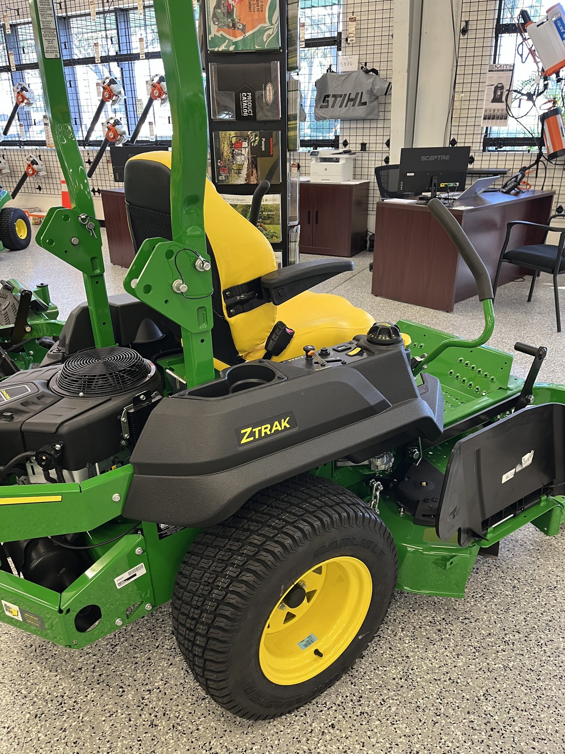 2026 John Deere Z735M Image 5