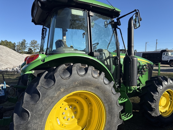 2024 John Deere 5105M Photo 4