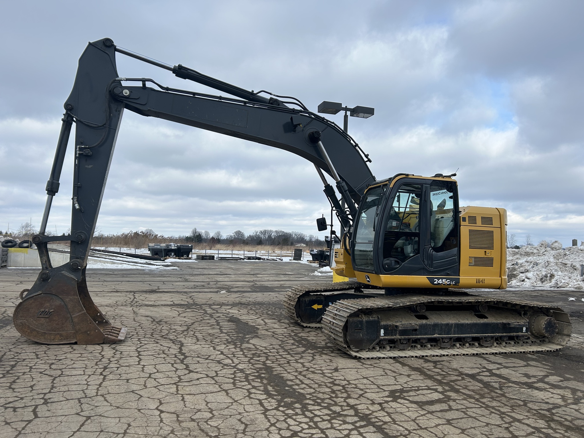 2023 John Deere 245G LC Image 1