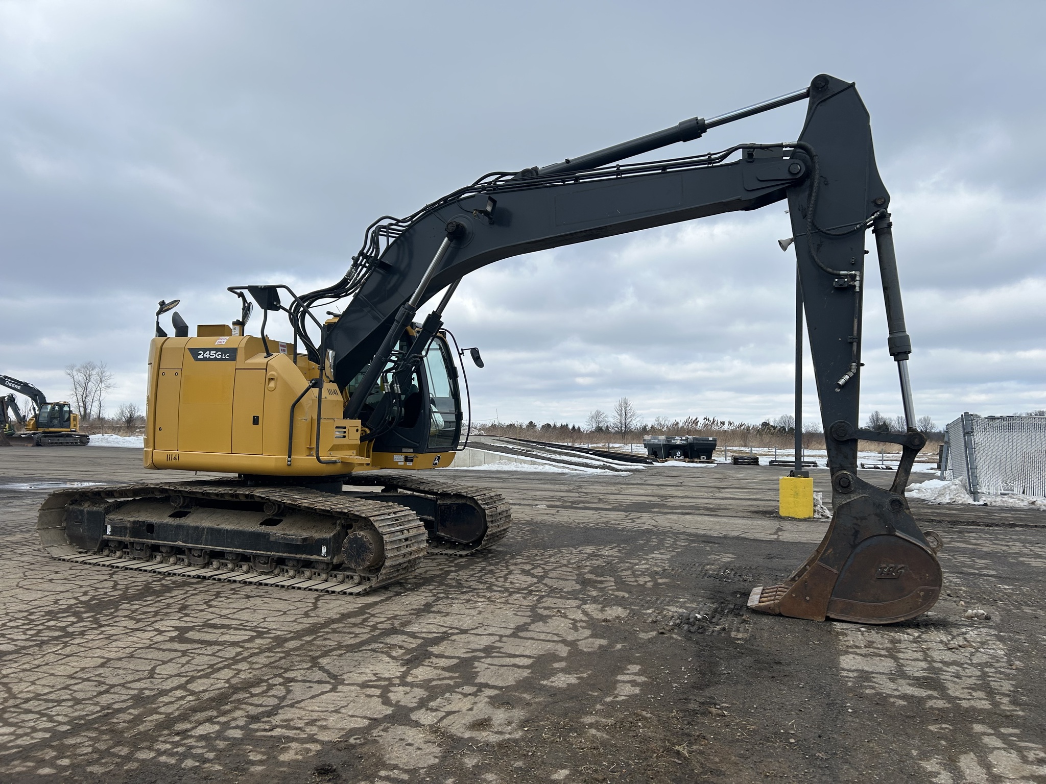 2023 John Deere 245G LC Image 4