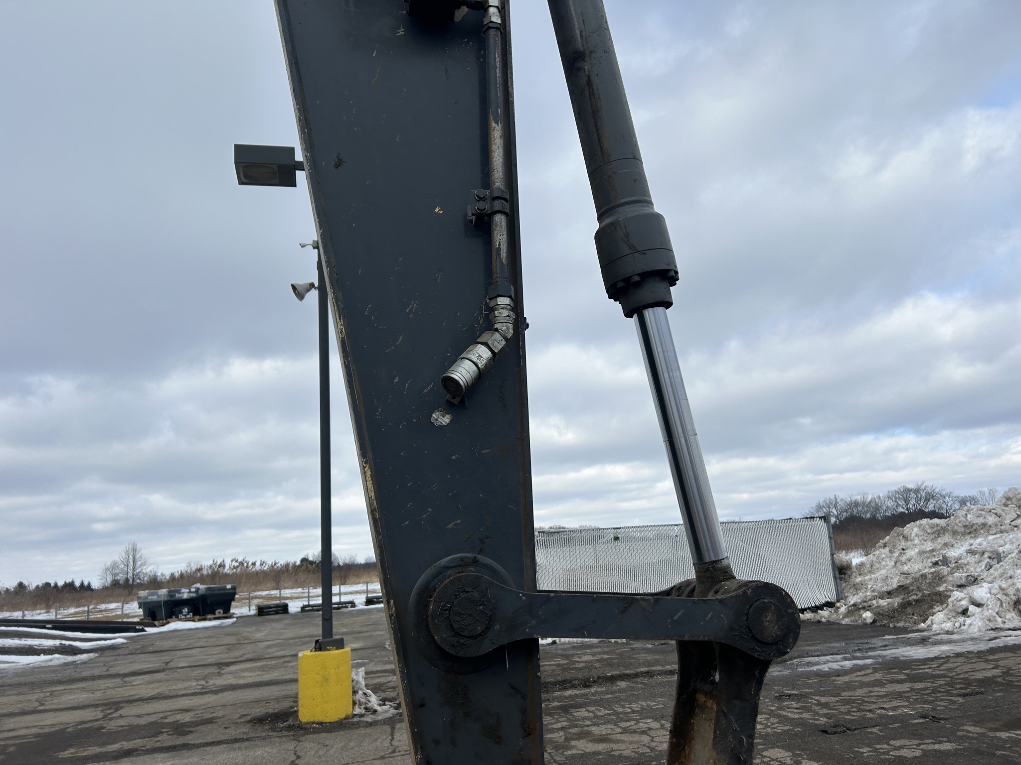 2023 John Deere 245G LC Image 6