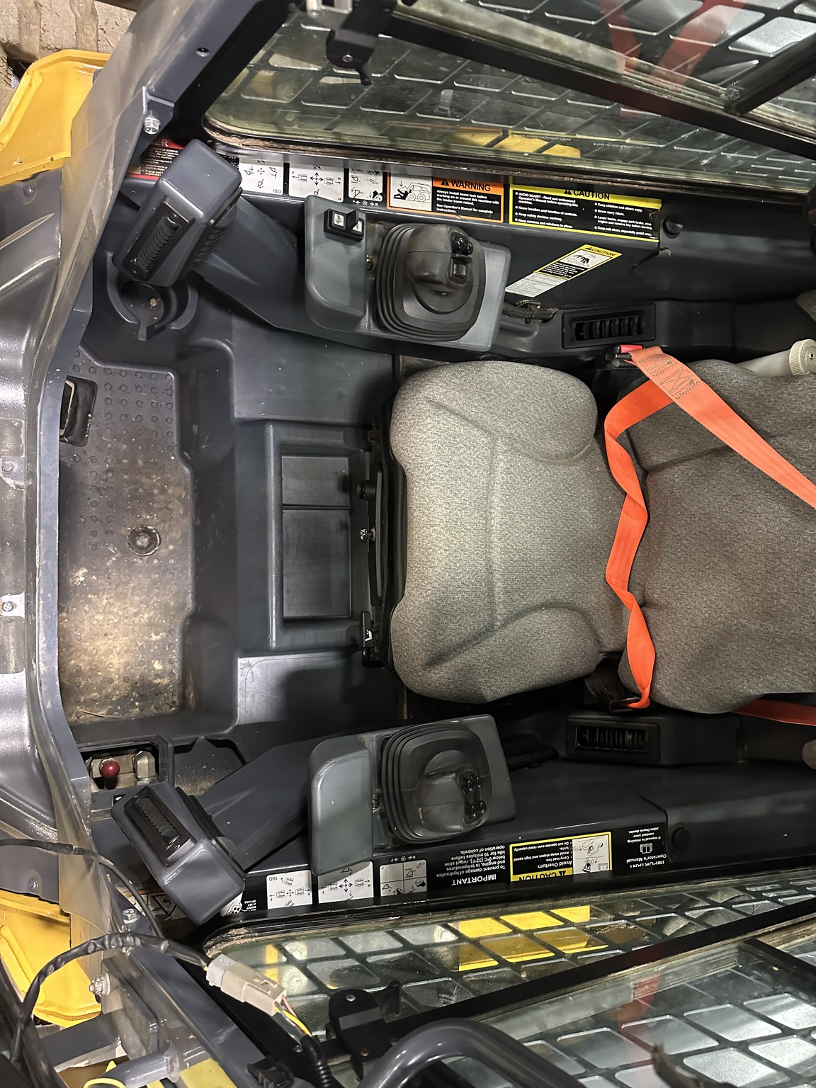 2021 John Deere 325G Image 16