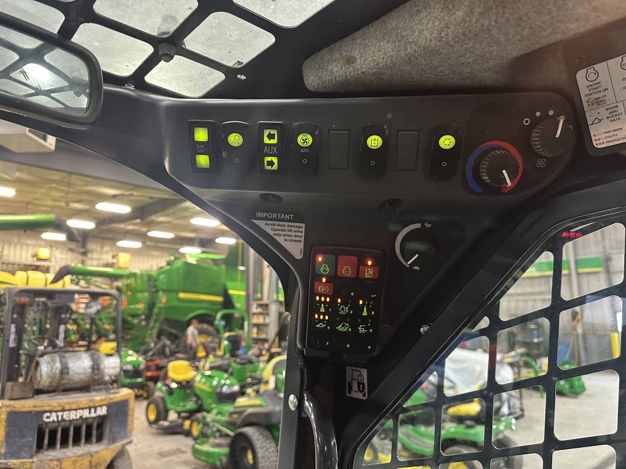 2021 John Deere 325G Image 14