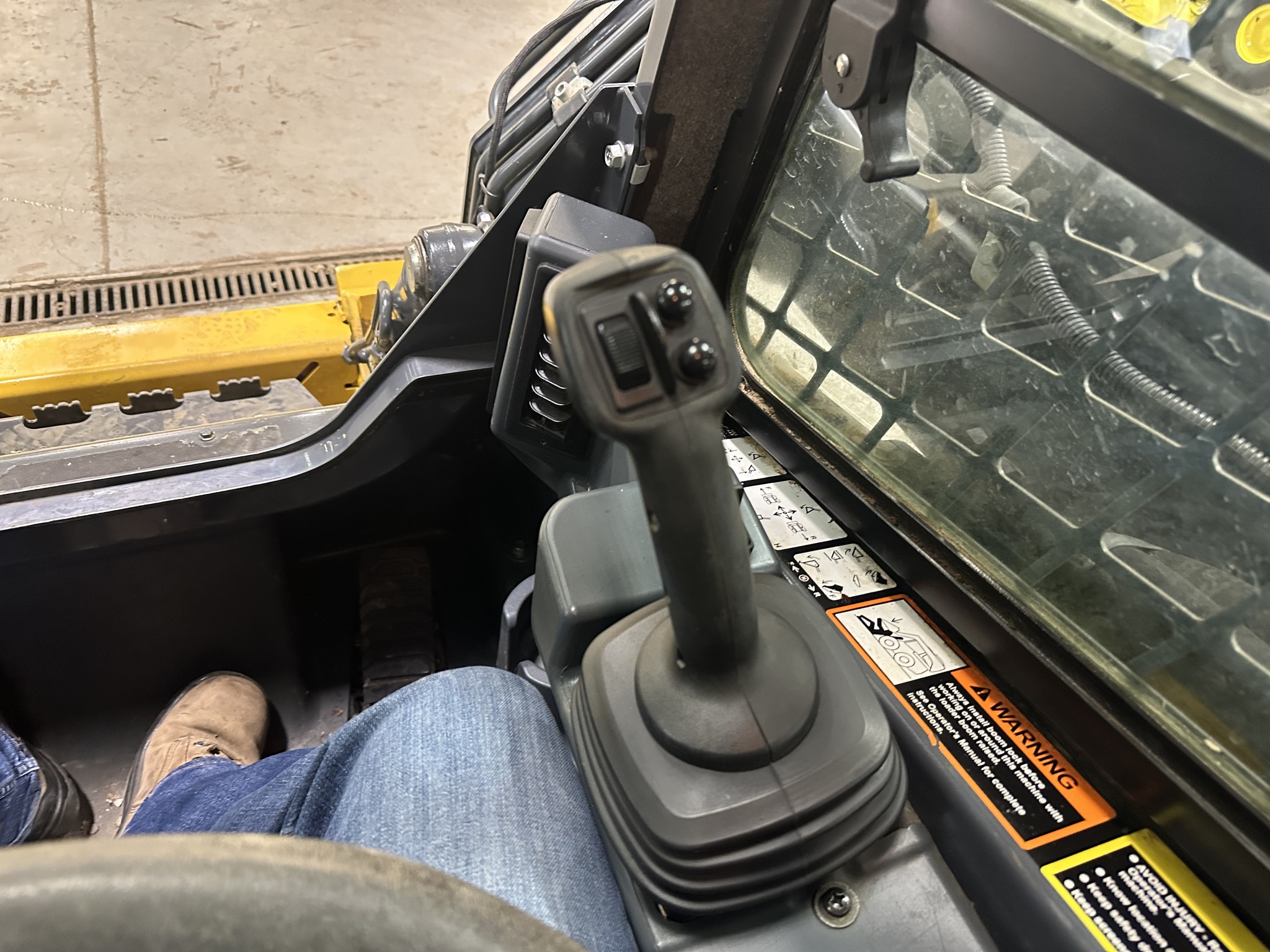 2021 John Deere 325G Image 13