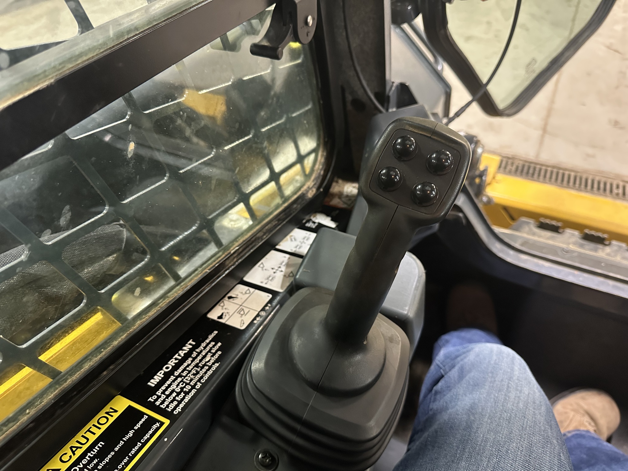 2021 John Deere 325G Image 12