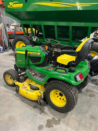  John Deere X738