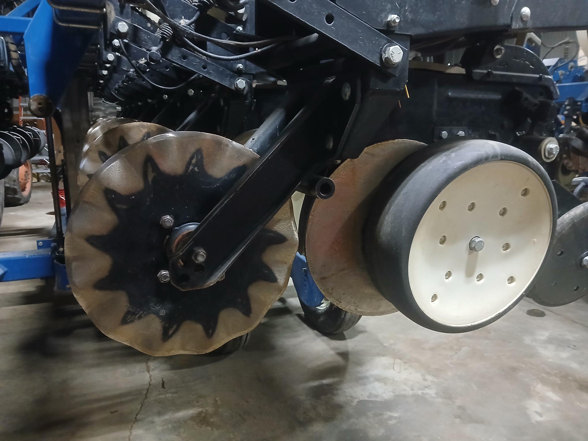 2010 Kinze 3500 Image 8