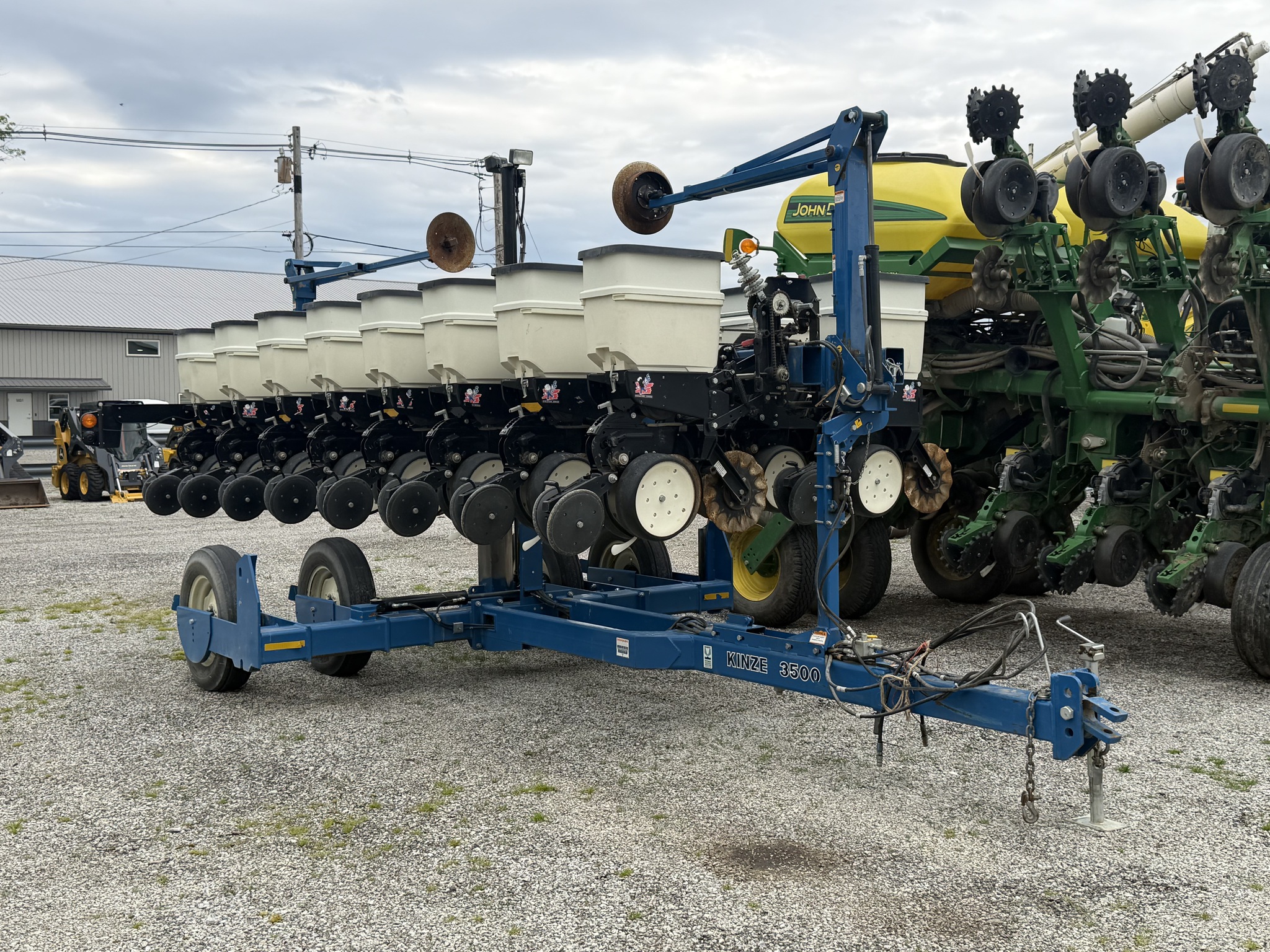 2010 Kinze 3500 Image 2